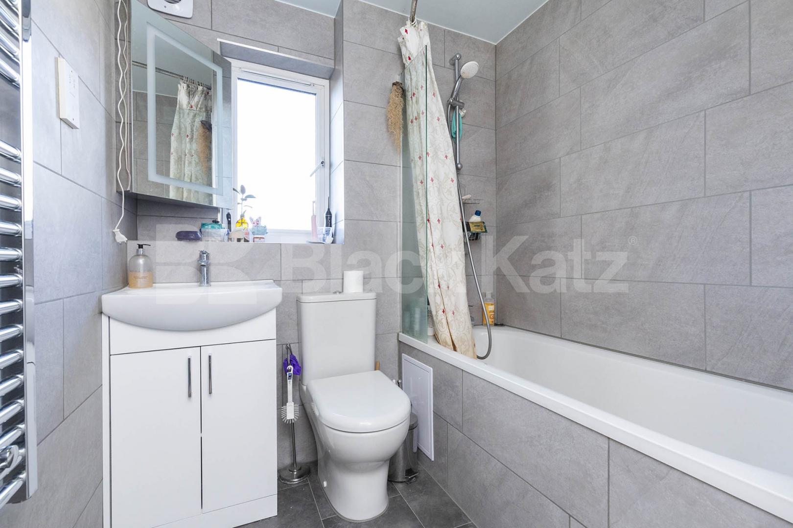 Large two bed apartment located within easy access to Kings Cross & Islington Bunning Way , Caledonian Road